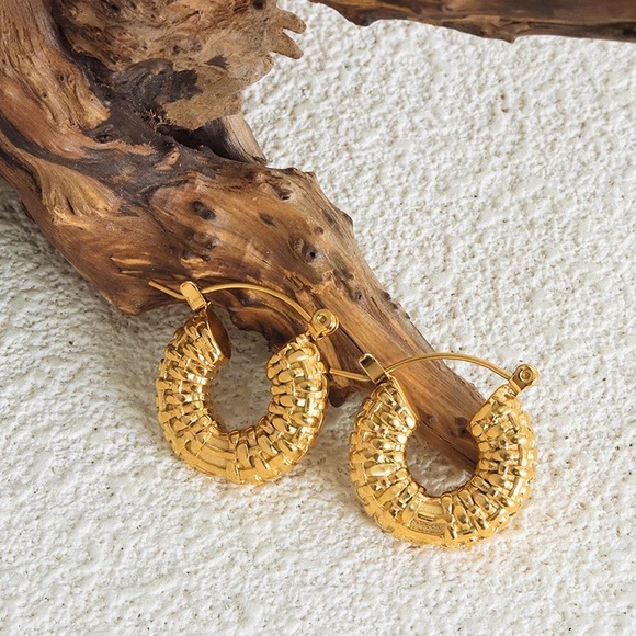 NEW💎18K Gold Small Chunky Hoop Earrings*Braided Earrings - Picture 3 of 5